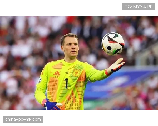 拜仁球迷在看台打出巨型横幅，致敬即将退役的诺伊尔